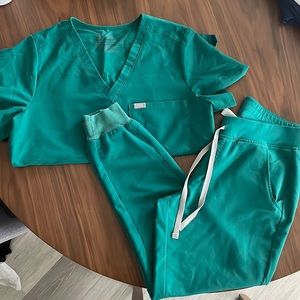 FIGS SCRUBS-emerald green size M
